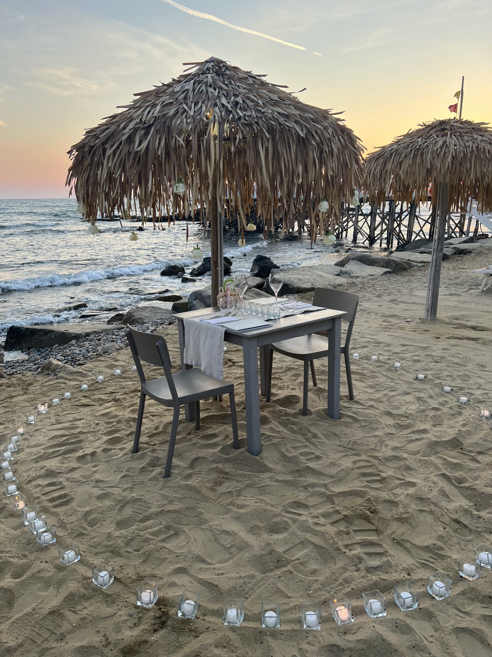 tavolo romantico spiaggia anniversario coppie
